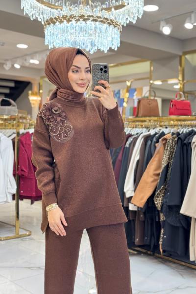 25158 Simli Omuzu Çiçek Broşlu Triko Takım Kahve